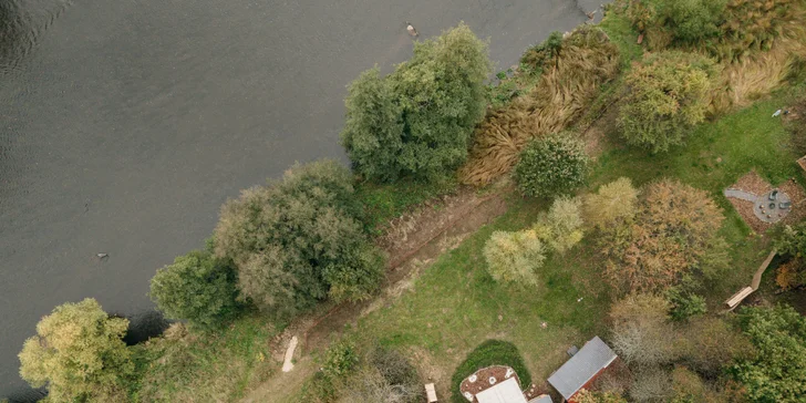 Plne vybavený tiny house na brehu rieky Ohře: terasa s grilom aj ohniskom