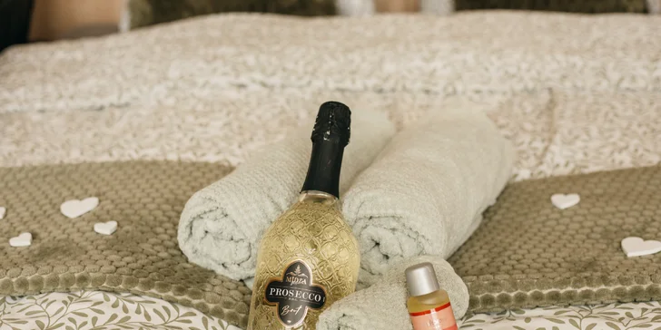 Plne vybavený tiny house na brehu rieky Ohře: terasa s grilom aj ohniskom