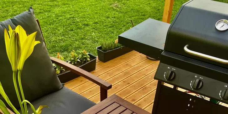 Plne vybavený tiny house na brehu rieky Ohře: terasa s grilom aj ohniskom