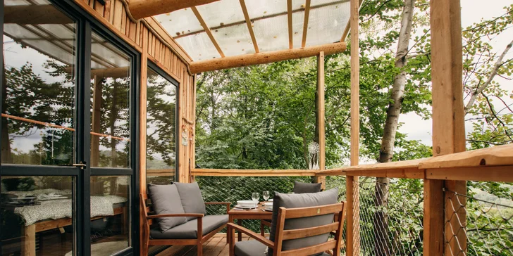Vybavený treehouse na úpätí Krušných hôr: terasa s výhľadom aj gril