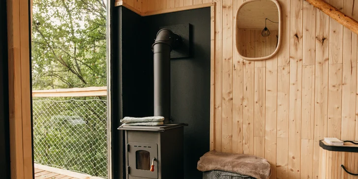 Vybavený treehouse na úpätí Krušných hôr: terasa s výhľadom aj gril