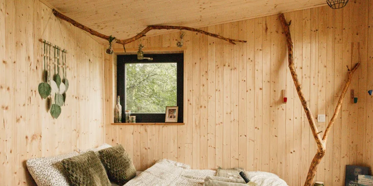Vybavený treehouse na úpätí Krušných hôr: terasa s výhľadom aj gril