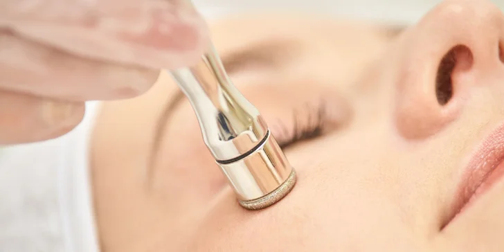 FACE CLEAN: Diamantová mikrodermabrázia a kyslíková terapia krku a dekoltu alebo celej tváre