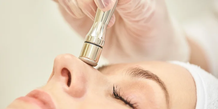 FACE CLEAN: Diamantová mikrodermabrázia a kyslíková terapia krku a dekoltu alebo celej tváre