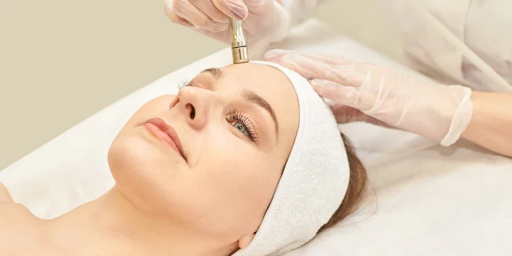 FACE CLEAN: Diamantová mikrodermabrázia a kyslíková terapia krku a dekoltu alebo celej tváre