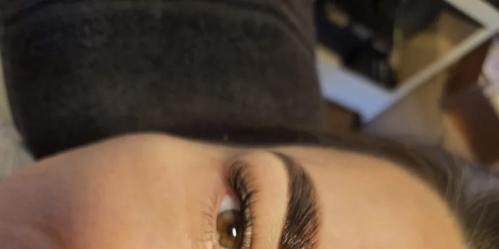 Laminácia obočia alebo lash lifting s vitamínovou výživou