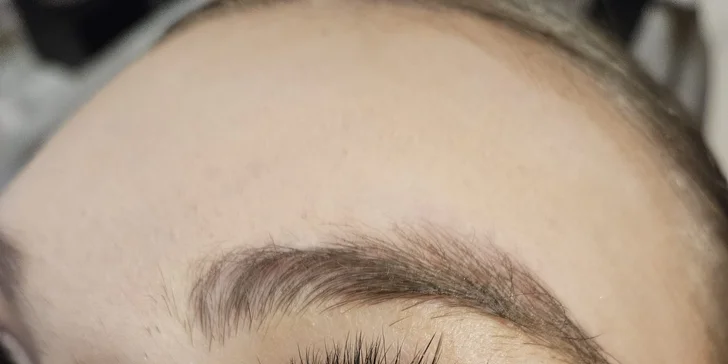 Laminácia obočia alebo lash lifting s vitamínovou výživou