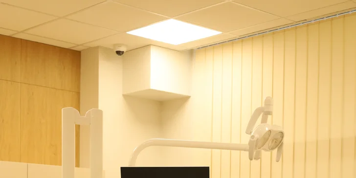 Neviditeľný zubný strojček a dental monitoring so zľavou 10 alebo 15 %