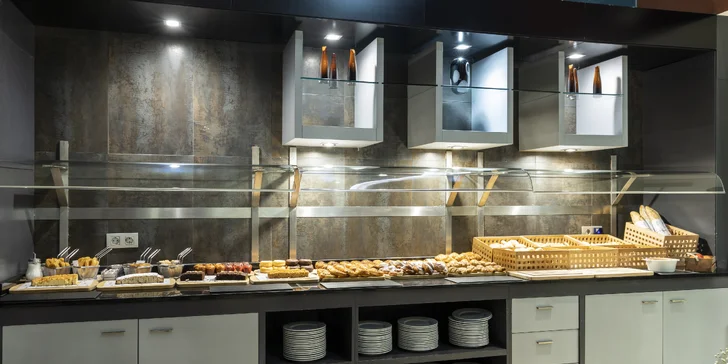 Moderný 4* hotel vo Valencii s raňajkami, blízko Mesta umenia a vied s delfináriom