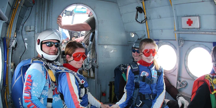 Tandemový zoskok z výšky až 4000 metrov - aj s fotografiami a videozáznamom