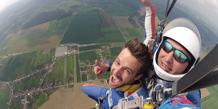 Tandemový zoskok z výšky až 4000 metrov - aj s fotografiami a videozáznamom