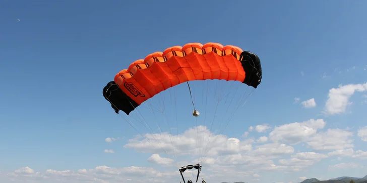 Tandemový zoskok z výšky až 4000 metrov - aj s fotografiami a videozáznamom