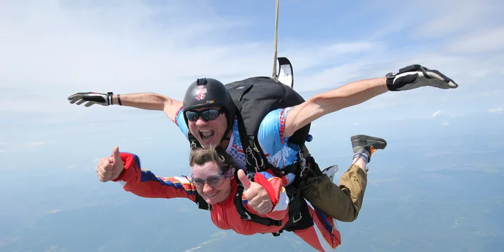 Tandemový zoskok z výšky až 4000 metrov - aj s fotografiami a videozáznamom