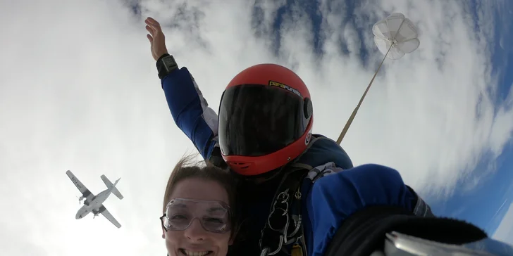 Tandemový zoskok z výšky až 4000 metrov - aj s fotografiami a videozáznamom