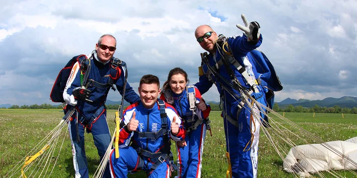 Tandemový zoskok z výšky až 4000 metrov - aj s fotografiami a videozáznamom