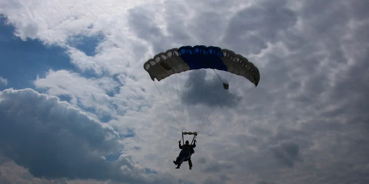 Tandemový zoskok z výšky až 4000 metrov - aj s fotografiami a videozáznamom