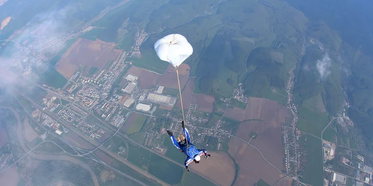 Tandemový zoskok z výšky až 4000 metrov - aj s fotografiami a videozáznamom
