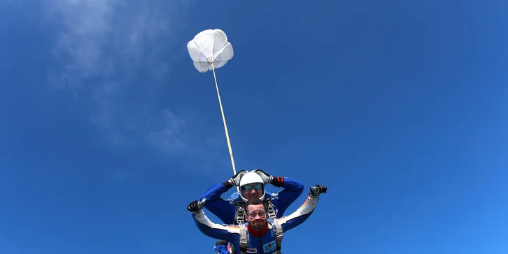 Tandemový zoskok z výšky až 4000 metrov - aj s fotografiami a videozáznamom
