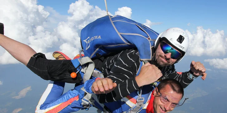 Tandemový zoskok z výšky až 4000 metrov - aj s fotografiami a videozáznamom