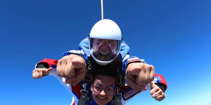 Tandemový zoskok z výšky až 4000 metrov - aj s fotografiami a videozáznamom