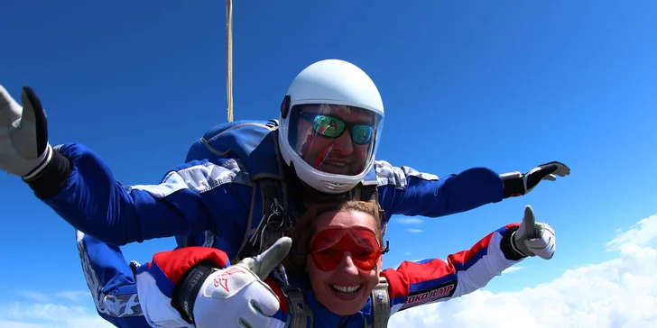 Tandemový zoskok z výšky až 4000 metrov - aj s fotografiami a videozáznamom