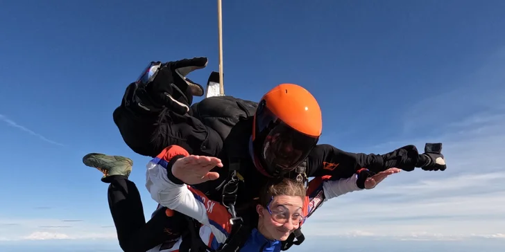 Tandemový zoskok z výšky až 4000 metrov - aj s fotografiami a videozáznamom