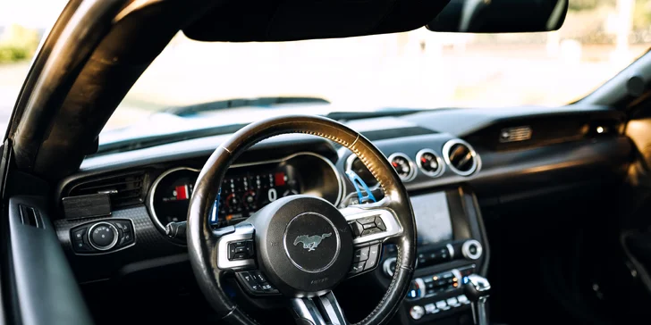 Jazda na letisku: Ford Mustang GT, Porsche Cayman S, BMW M2 alebo Toyota Celica