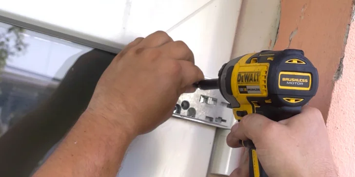 Základný alebo kompletný servis okien s výmenou tesnenia, v ponuke samostatná kontrola s kalkuláciou