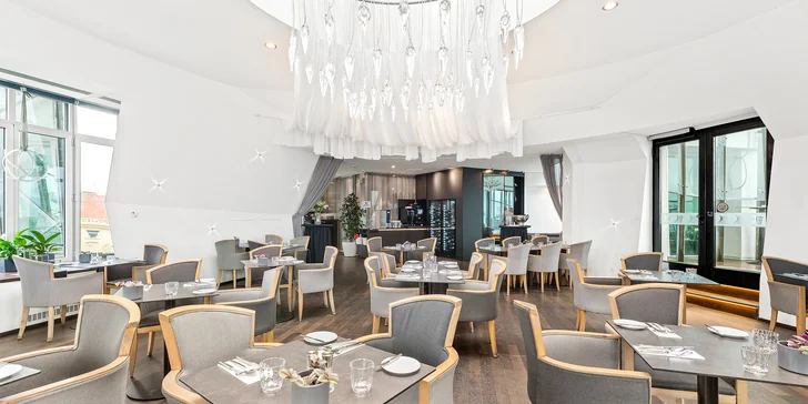 Pobyt v hoteli v Tancujúcom dome s krásnym výhľadom vrátane raňajok aj menu od Ondřeja Slaniny