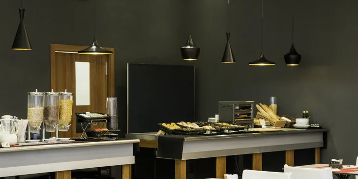 3* hotel vo Valencii: bufetové raňajky a vonkajší bazén, 3 km od historického centra