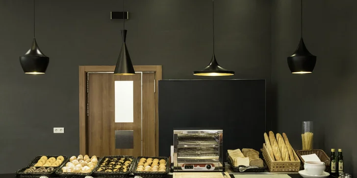 3* hotel vo Valencii: bufetové raňajky a vonkajší bazén, 3 km od historického centra