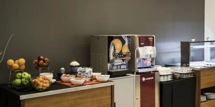 3* hotel vo Valencii: bufetové raňajky a vonkajší bazén, 3 km od historického centra