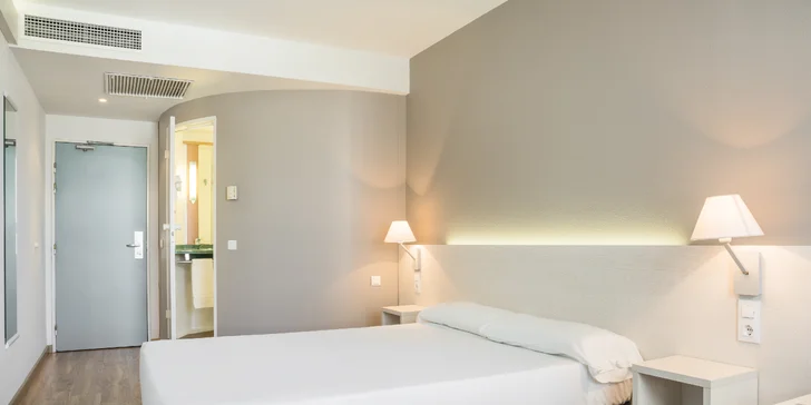 3* hotel vo Valencii: bufetové raňajky a vonkajší bazén, 3 km od historického centra