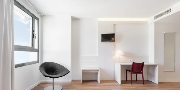 3* hotel vo Valencii: bufetové raňajky a vonkajší bazén, 3 km od historického centra