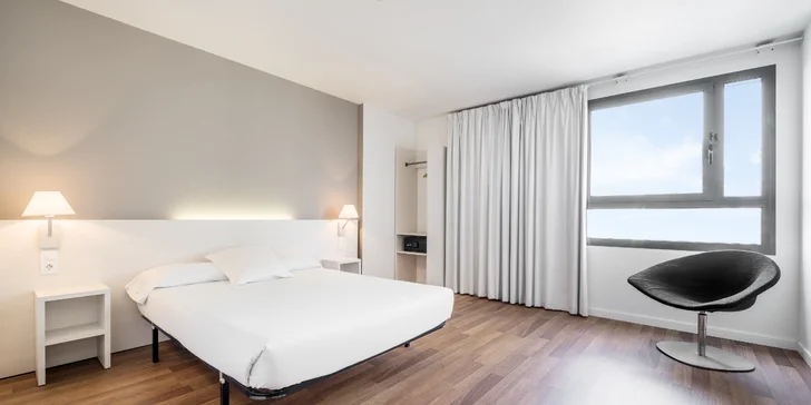 3* hotel vo Valencii: bufetové raňajky a vonkajší bazén, 3 km od historického centra