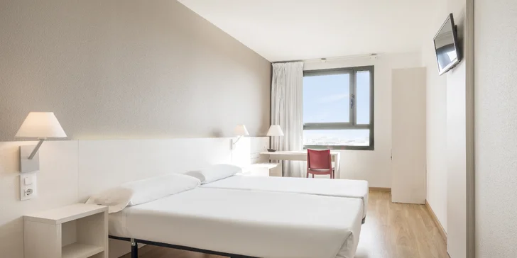 3* hotel vo Valencii: bufetové raňajky a vonkajší bazén, 3 km od historického centra