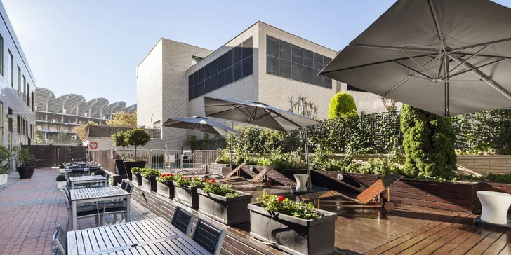 3* hotel vo Valencii: bufetové raňajky a vonkajší bazén, 3 km od historického centra