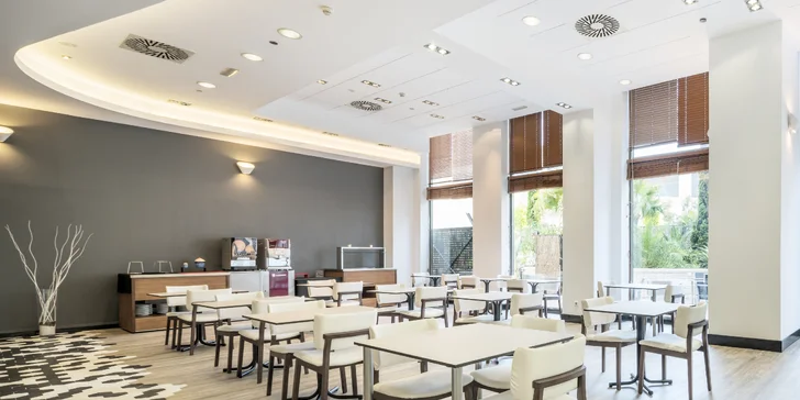 3* hotel vo Valencii: bufetové raňajky a vonkajší bazén, 3 km od historického centra