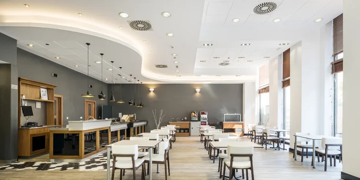 3* hotel vo Valencii: bufetové raňajky a vonkajší bazén, 3 km od historického centra