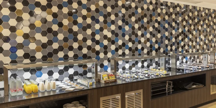 4* hotel vo Valencii: bufetové raňajky a vonkajší bazén, 3 km od historického centra