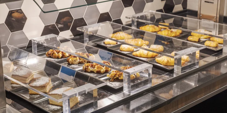 4* hotel vo Valencii: bufetové raňajky a vonkajší bazén, 3 km od historického centra