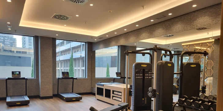 4* hotel vo Valencii: bufetové raňajky a vonkajší bazén, 3 km od historického centra