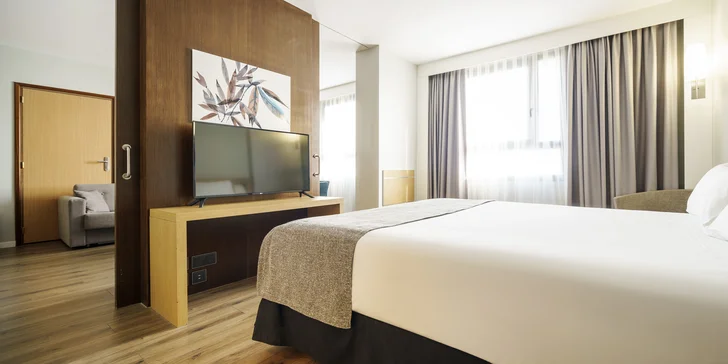 4* hotel vo Valencii: bufetové raňajky a vonkajší bazén, 3 km od historického centra