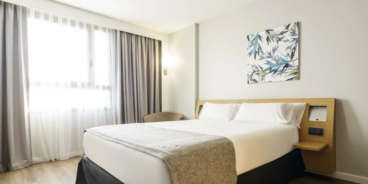 4* hotel vo Valencii: bufetové raňajky a vonkajší bazén, 3 km od historického centra