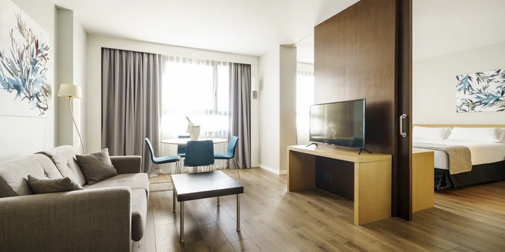 4* hotel vo Valencii: bufetové raňajky a vonkajší bazén, 3 km od historického centra