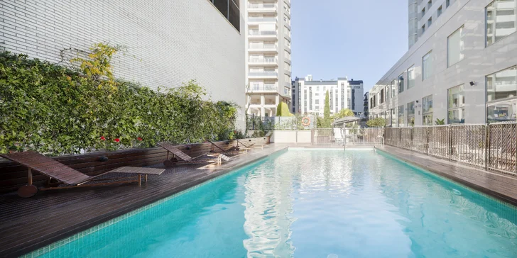 4* hotel vo Valencii: bufetové raňajky a vonkajší bazén, 3 km od historického centra