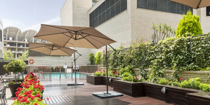 4* hotel vo Valencii: bufetové raňajky a vonkajší bazén, 3 km od historického centra