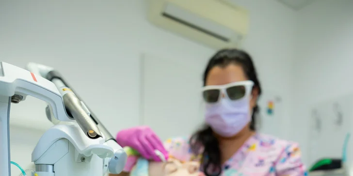 Dentálna hygiena alebo šetrné bielenie pomocou laseru Fotona v zubnej klinike DENTAL MEDICARE