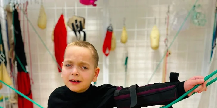 Prispejte Mykhailovi na intenzívne rehabilitačné pobyty