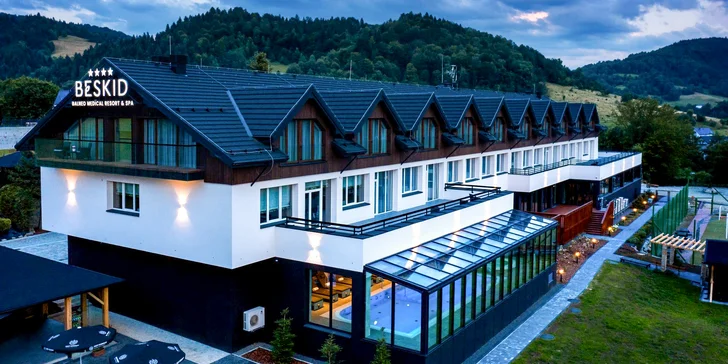 Pobyt v štvorhviezdičkovom rezorte hneď pri hraniciach s raňajkami či polpenziou a neobmedzeným wellness